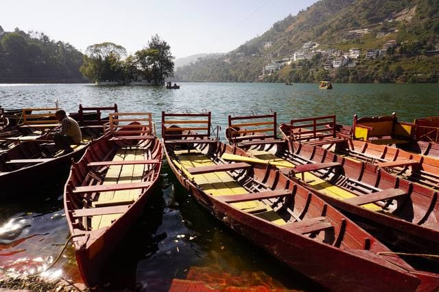 boats wait, tethered
